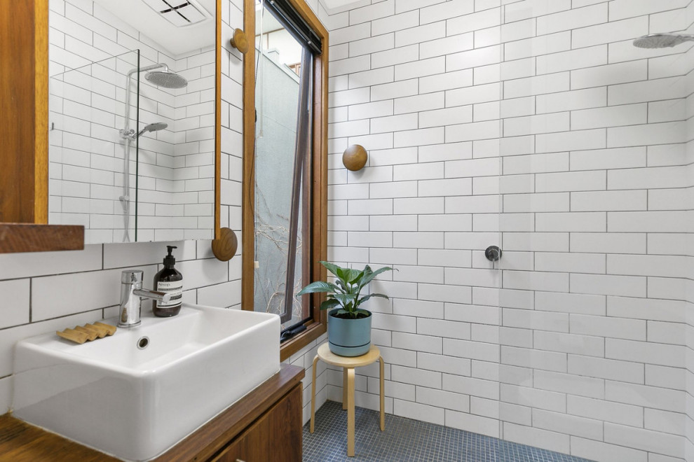 Inspiration för ett litet funkis en-suite badrum, med skåp i shakerstil, skåp i mörkt trä, en öppen dusch, vit kakel, keramikplattor, vita väggar, mosaikgolv, ett nedsänkt handfat, träbänkskiva, blått golv och med dusch som är öppen