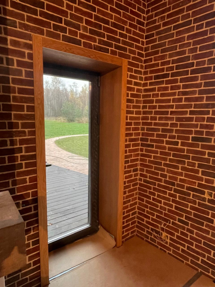 Шпонированные откосы в загородном доме