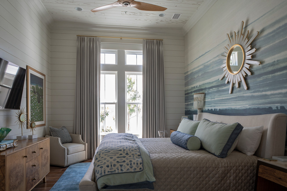 Diseño de habitación de invitados costera grande con suelo de madera en tonos medios, suelo marrón, madera, machihembrado, papel pintado y paredes multicolor