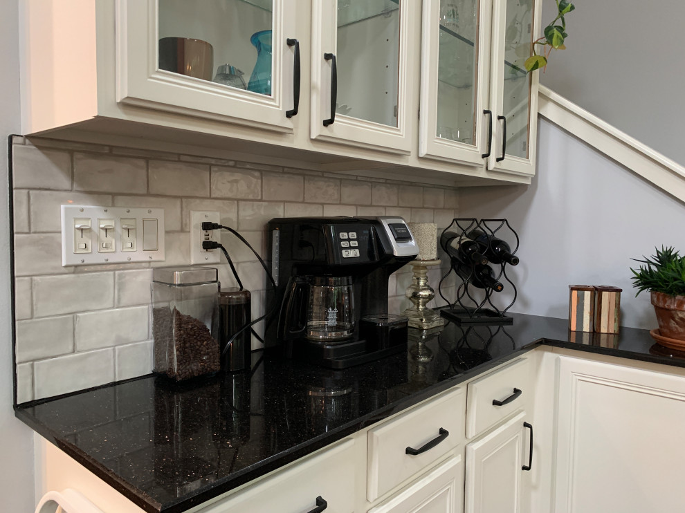 Kitchen - modern kitchen idea in Chicago