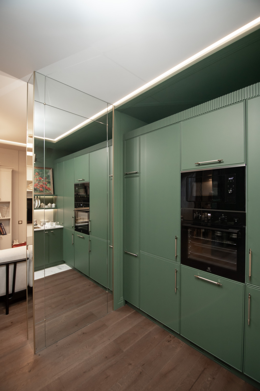 Стильная неоклассическая кухня в темно-изумрудном цвете