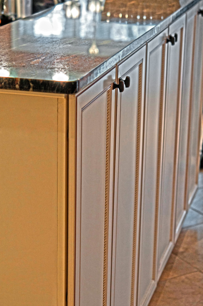 Example of a transitional kitchen design in DC Metro