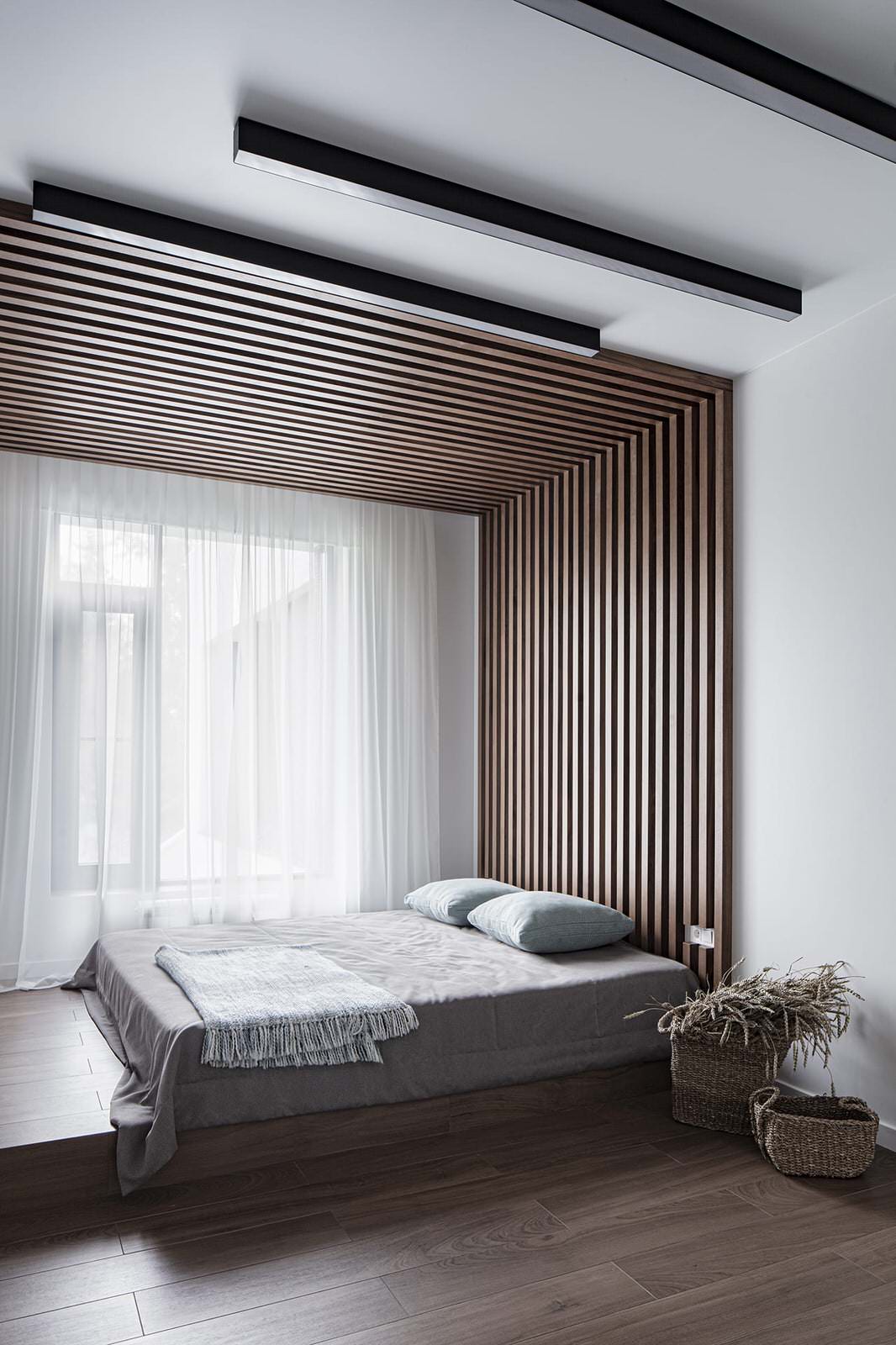 Большой красивый белый дом