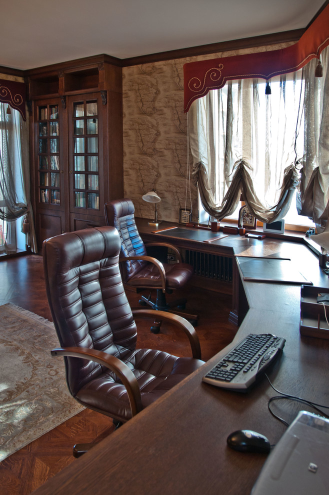 This is an example of a traditional home office in Saint Petersburg with a built-in desk.