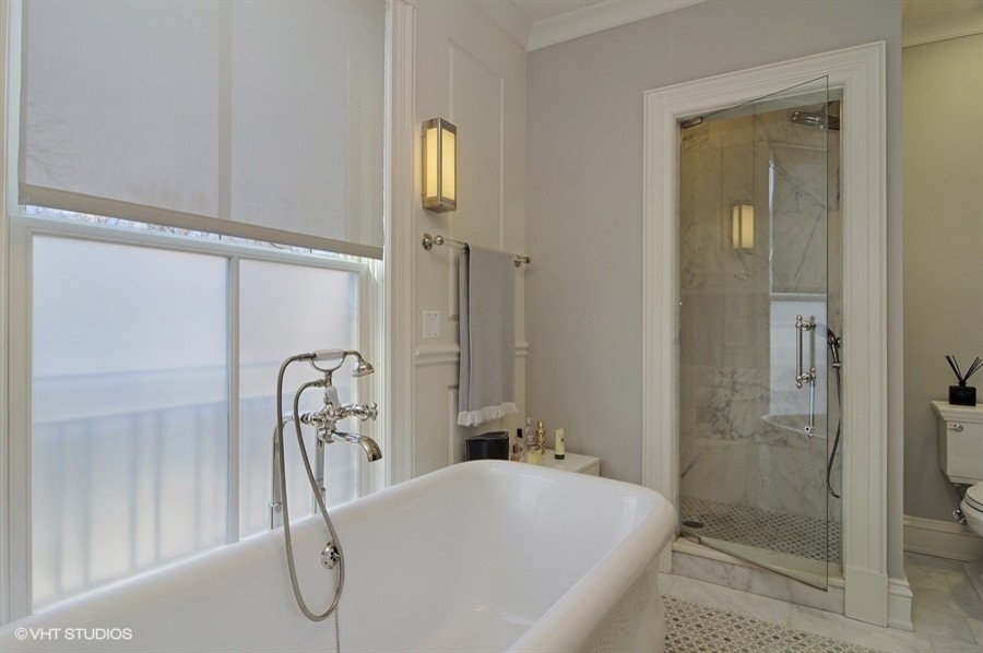 Example of a transitional bathroom design in Chicago