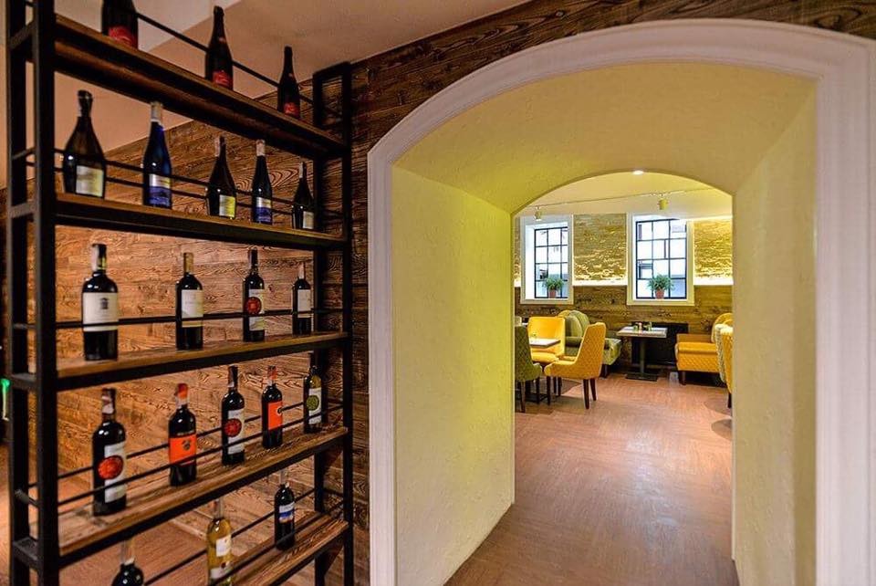 Барная стойка и металлические стеллажи для ресторана итальянской кухни Balmelli