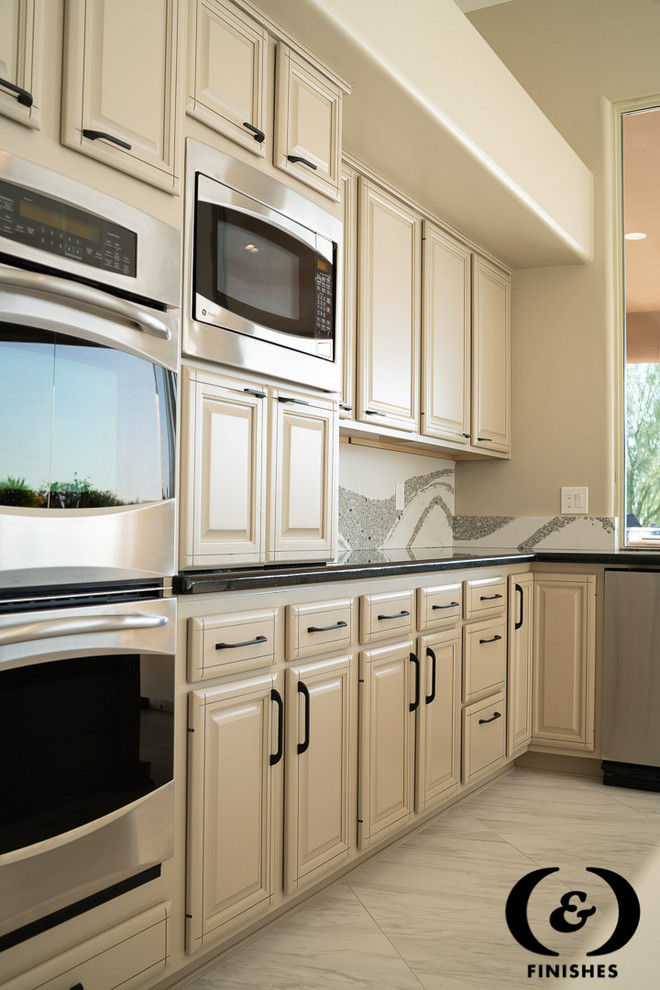 Transitional home design photo in Phoenix