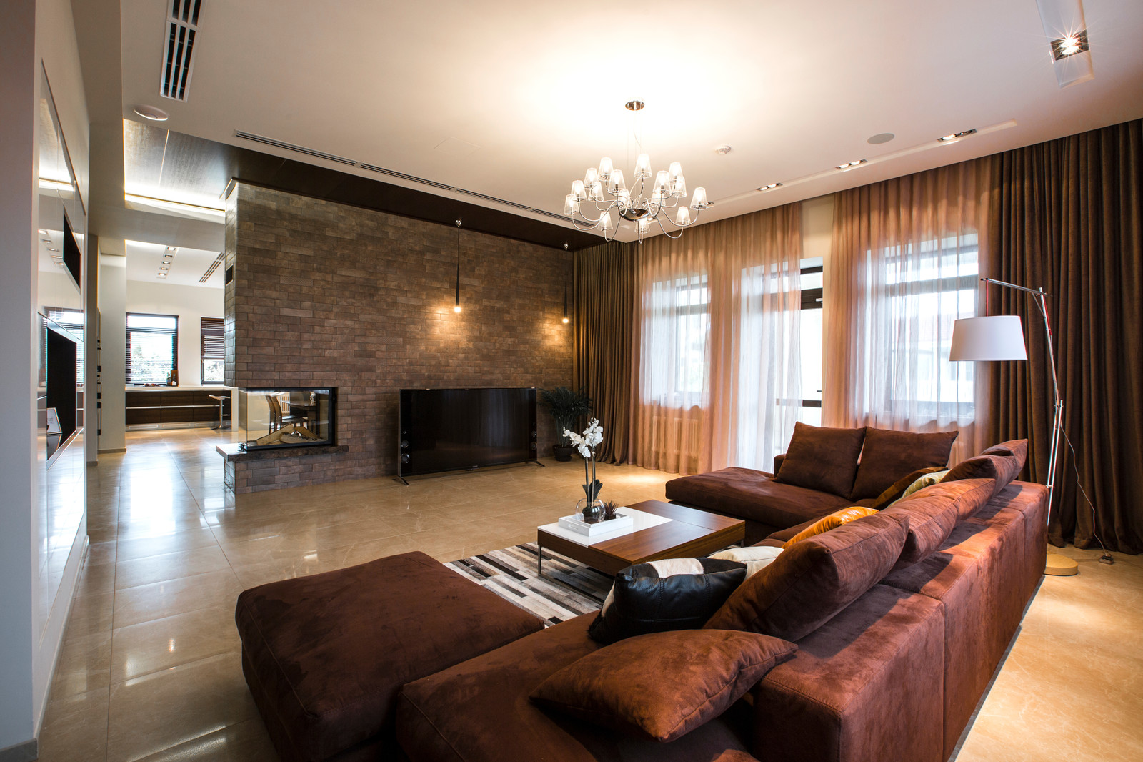 Дом с камином в бежевой гамме