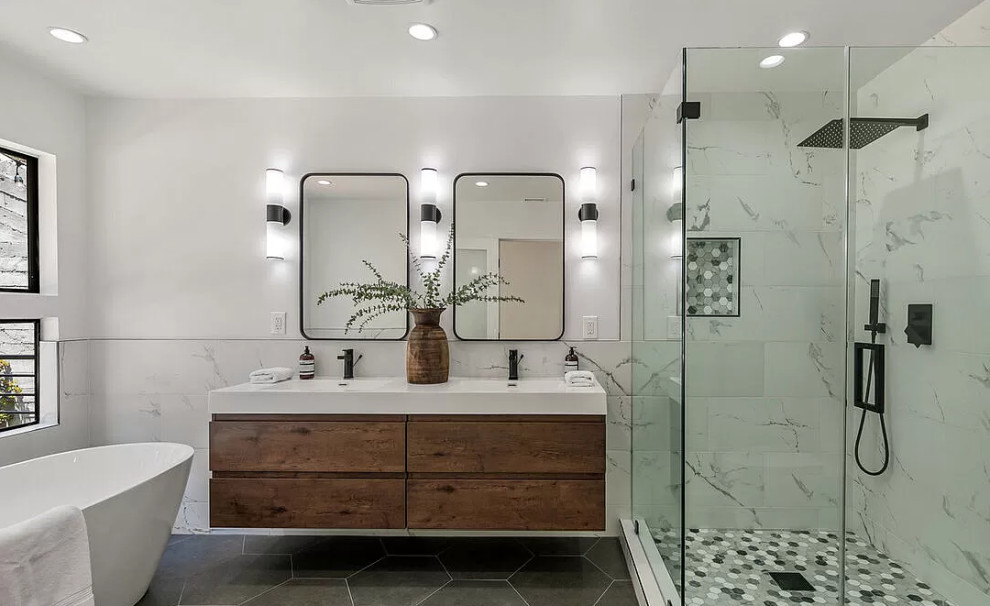 Пример оригинального дизайна: ванная комната среднего размера в современном стиле с белыми фасадами, ванной в нише, душем в нише, унитазом-моноблоком, белой плиткой, цементной плиткой, белыми стенами, светлым паркетным полом, душевой кабиной, накладной раковиной, столешницей из искусственного кварца, коричневым полом, душем с распашными дверями, белой столешницей, нишей, тумбой под одну раковину и встроенной тумбой