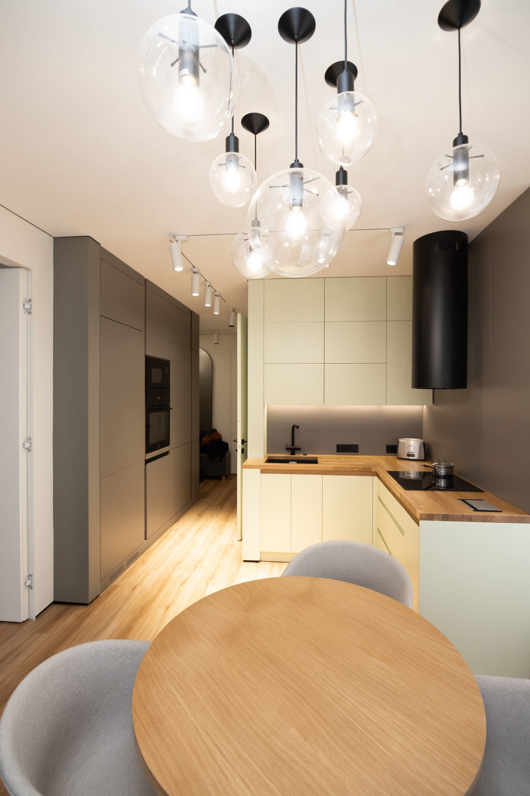 Компактная кухня-прихожая в современном стиле