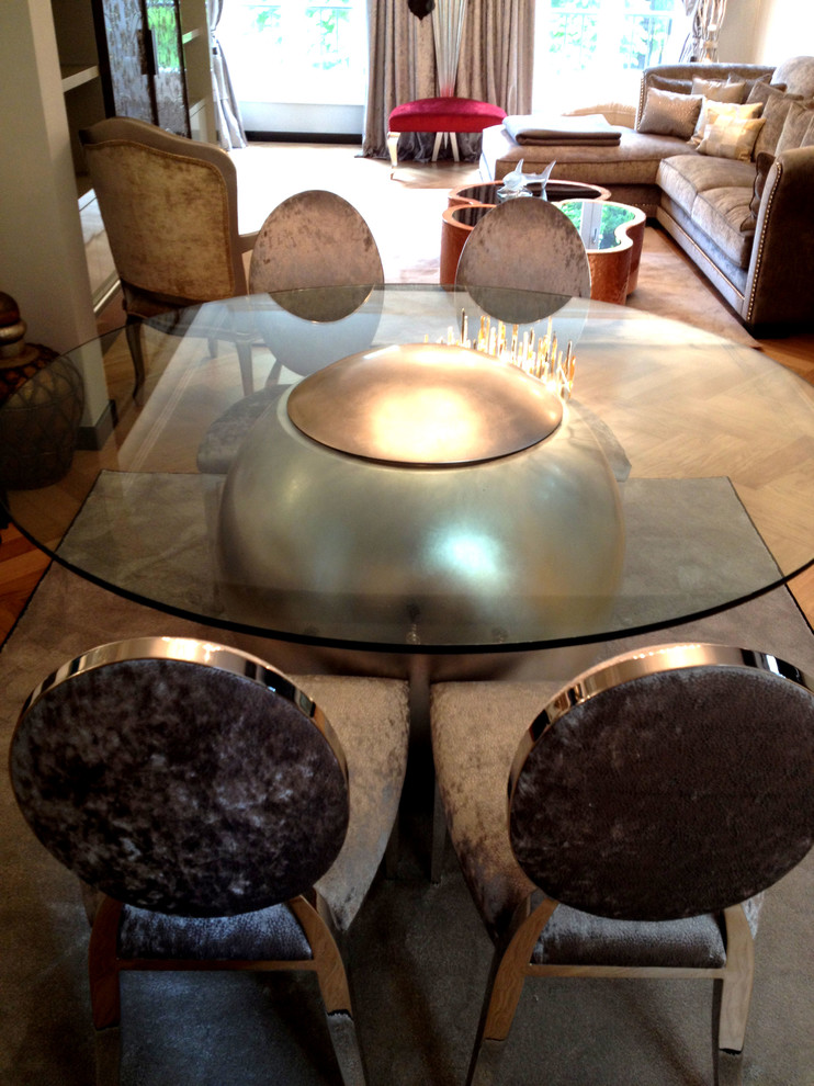 Diseño de comedor tradicional renovado de tamaño medio abierto sin chimenea con paredes beige y suelo de madera en tonos medios