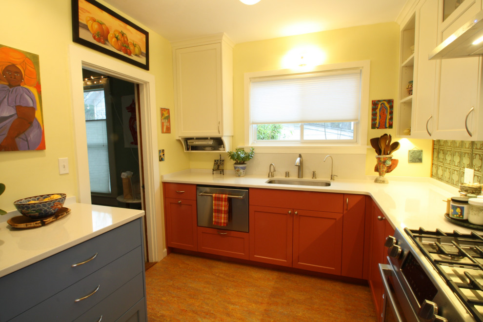 Inspiration för mellanstora eklektiska vitt kök, med en undermonterad diskho, luckor med infälld panel, röda skåp, bänkskiva i kvarts, grönt stänkskydd, stänkskydd i metallkakel, rostfria vitvaror, linoleumgolv och orange golv