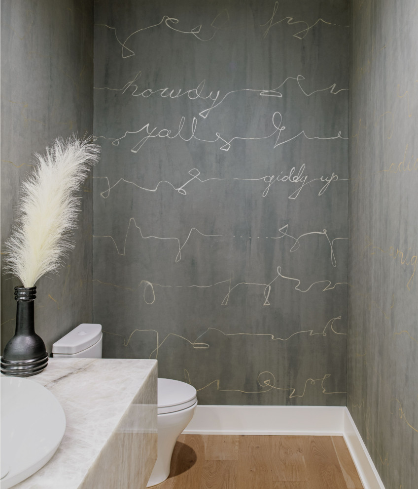 Immagine di un piccolo bagno di servizio con pareti grigie, parquet chiaro, pavimento beige, mobile bagno sospeso e carta da parati