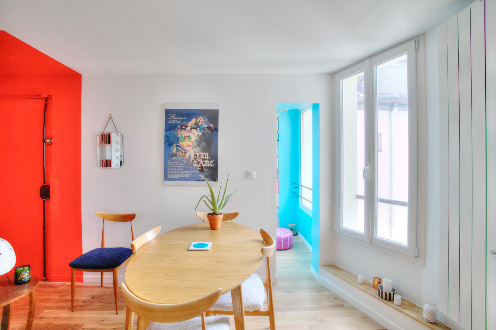 Источник вдохновения для домашнего уюта: гостиная комната среднего размера в современном стиле с с книжными шкафами и полками, красными стенами, светлым паркетным полом и скрытым телевизором