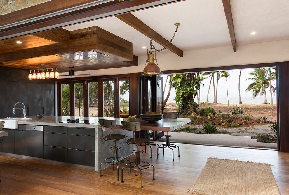 Design ideas for a tropical kitchen in Cairns.