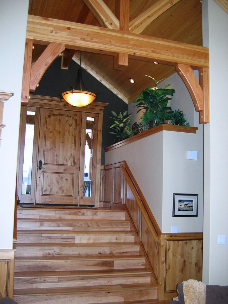Example of a mountain style entryway design in Seattle