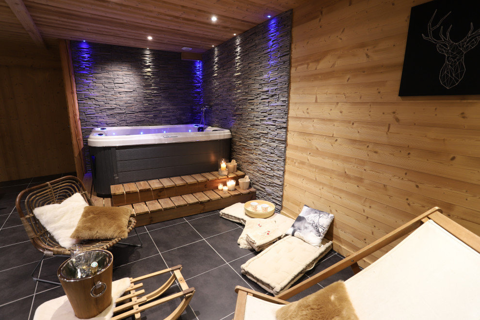 Idee per una stanza da bagno contemporanea con vasca idromassaggio, piastrelle grigie, piastrelle in ardesia, pavimento grigio, soffitto in legno e pareti in legno