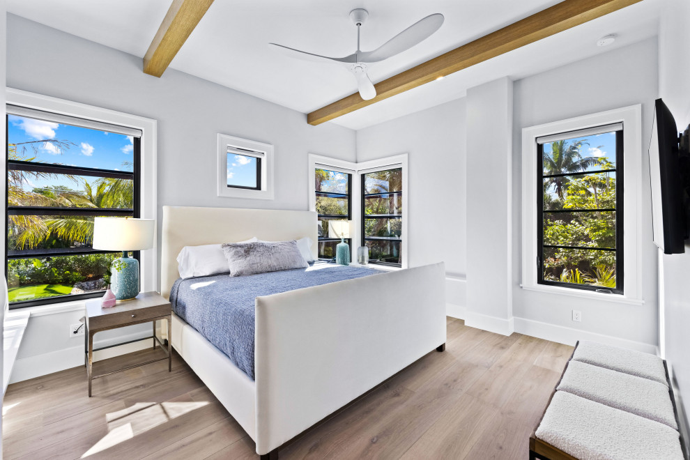 На фото: спальня среднего размера в современном стиле с белыми стенами, светлым паркетным полом и балками на потолке с