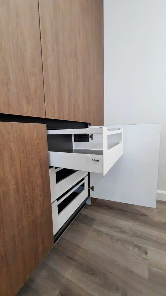 Интерьер кухни-гостиной с островом