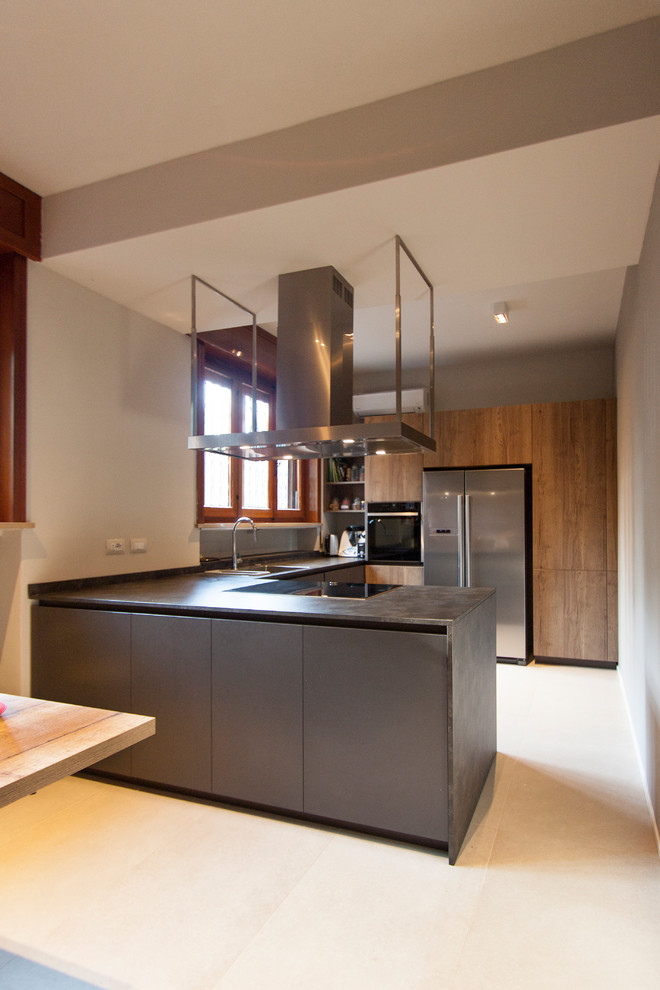 Inspiration for a large contemporary l-shaped separate kitchen in Bologna.