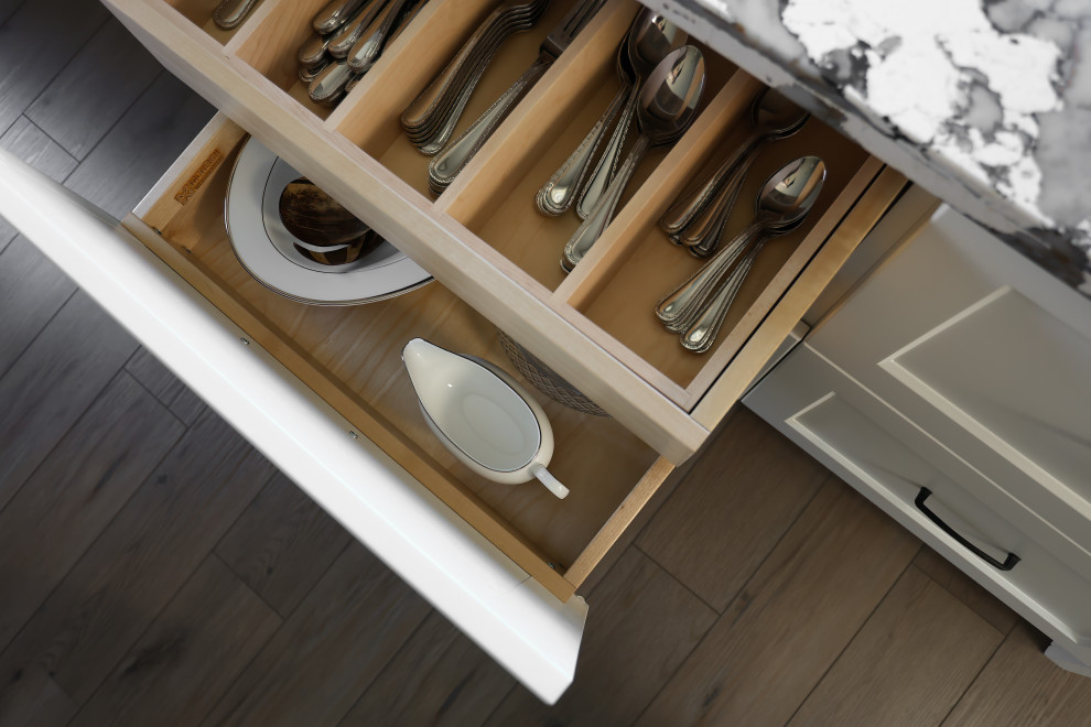 Transitional home design photo in Toronto