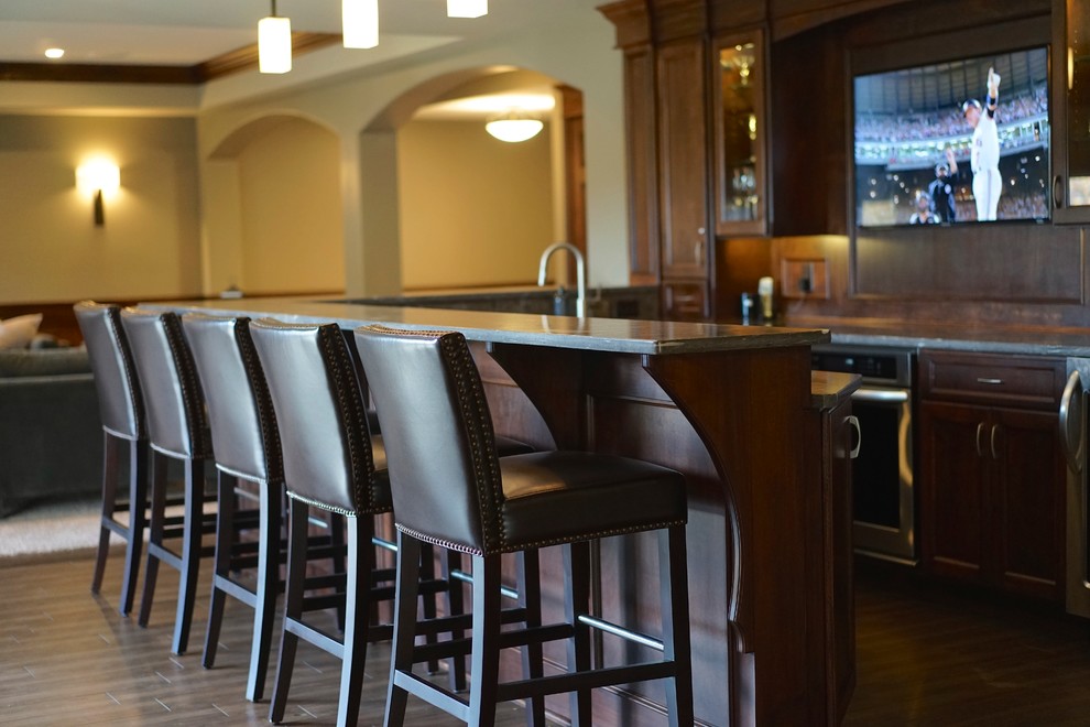This is an example of a transitional home bar in Chicago.