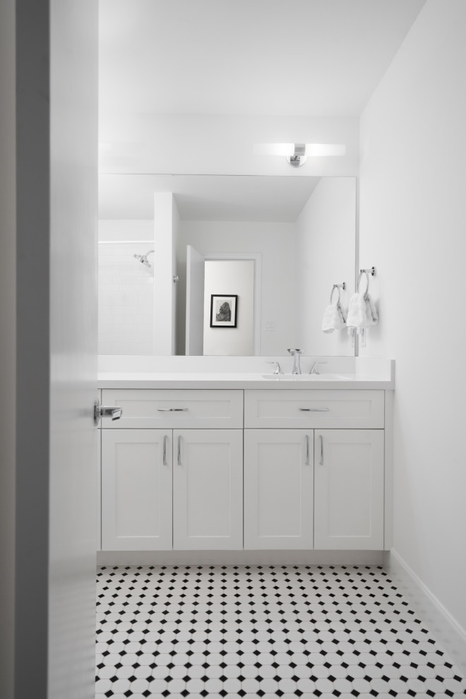 Inspiration för mellanstora 60 tals vitt badrum, med vit kakel, porslinskakel och bänkskiva i kvartsit