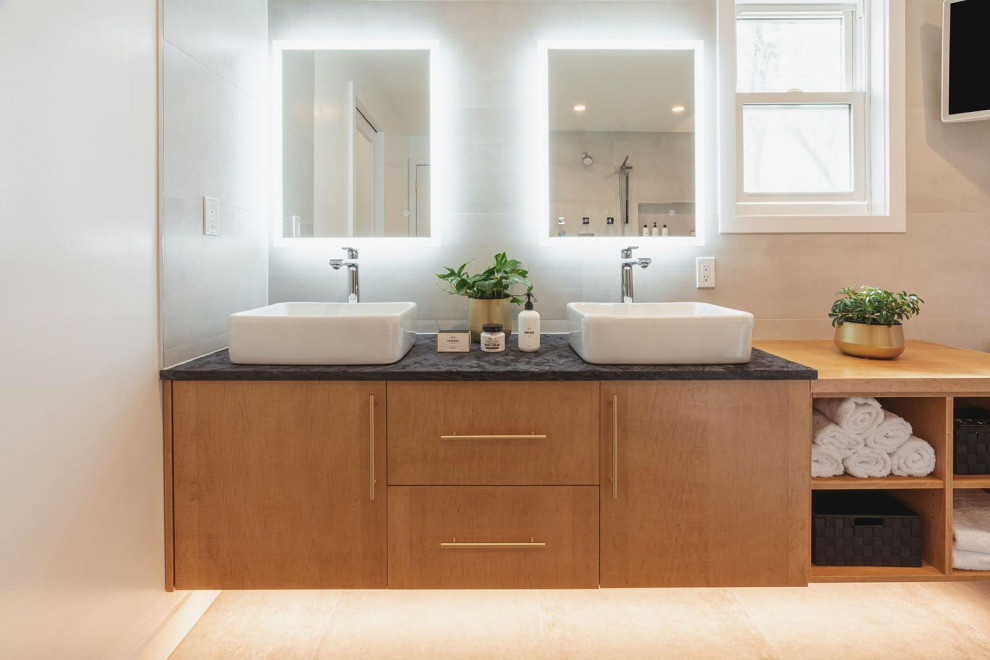 Immagine di una stanza da bagno padronale contemporanea di medie dimensioni con vasca freestanding, lavabo a bacinella, due lavabi e mobile bagno sospeso