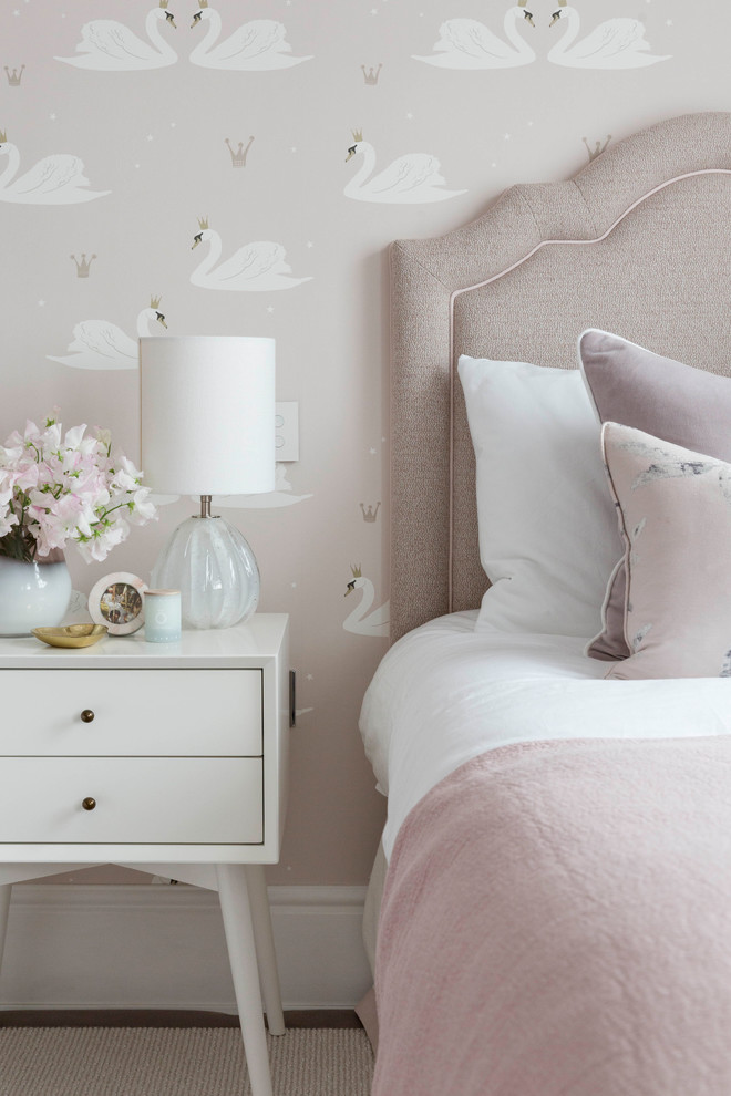 Inspiration for a transitional kids' room in Buckinghamshire.
