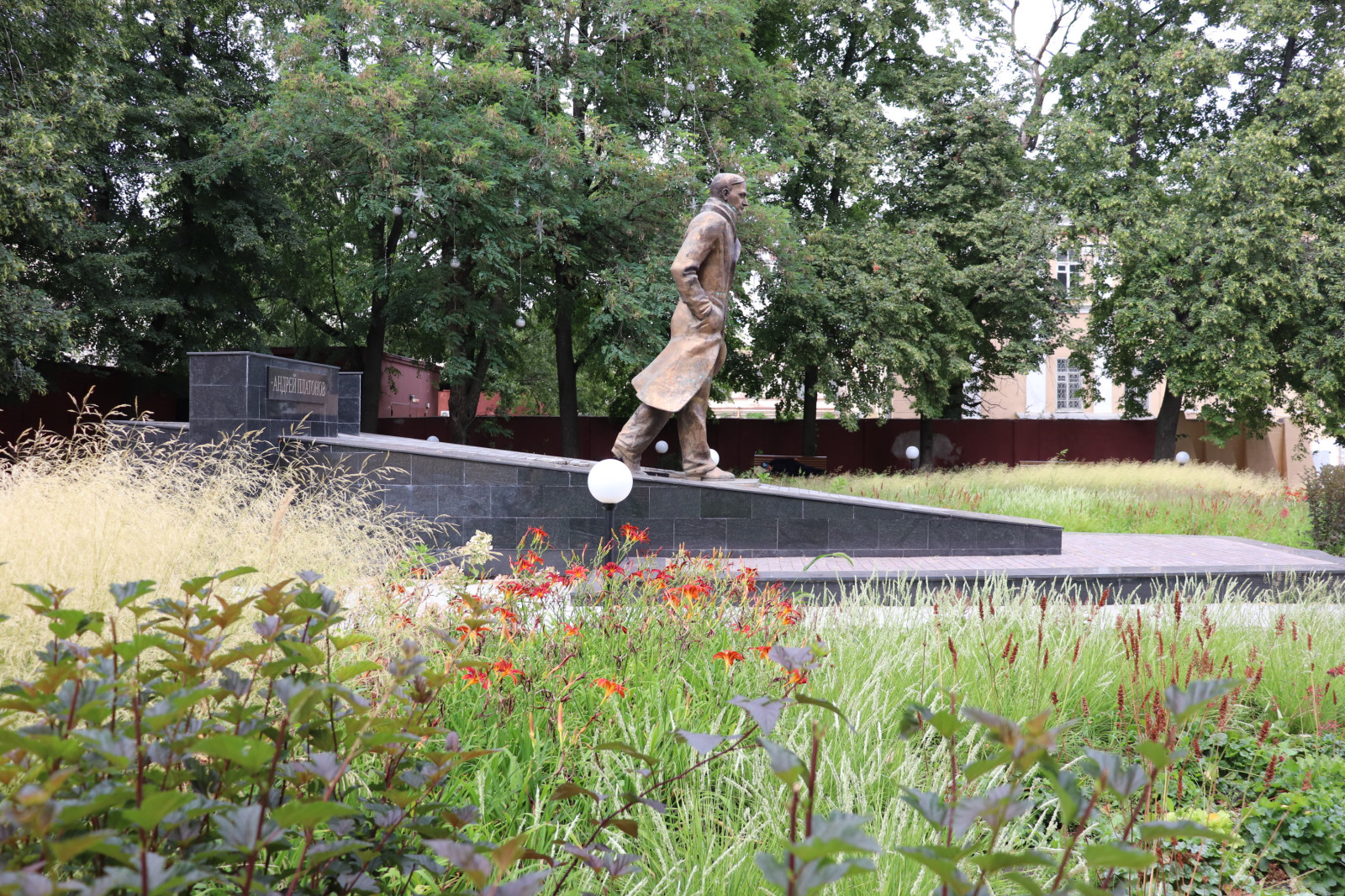 Цветник у памятника А.П.Платонову