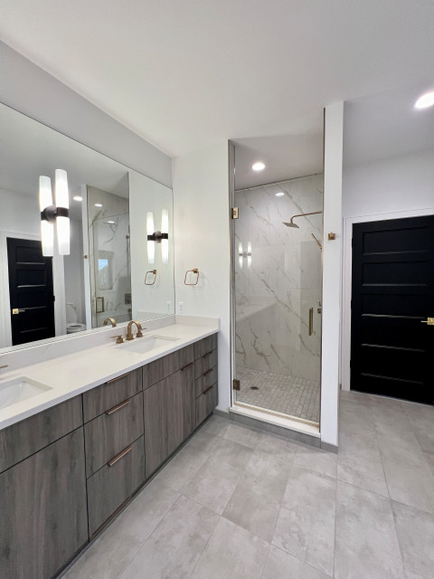 Contemporary Jack and Jill modern-badezimmer