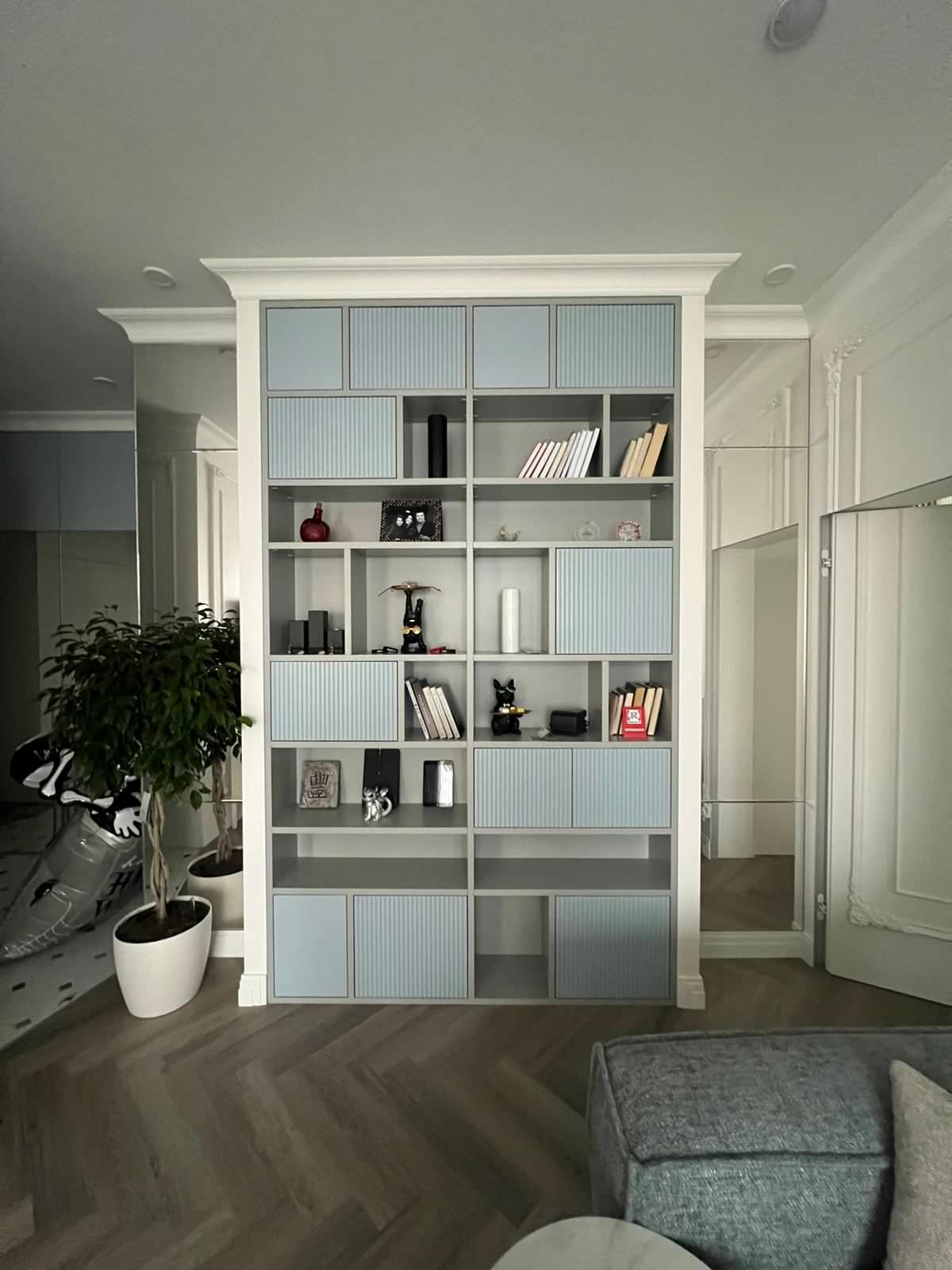 Стеллаж, встроенный в нишу