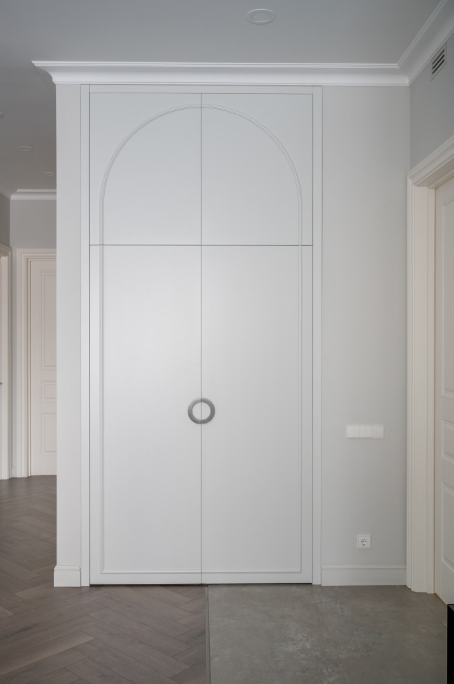 Шкаф с декоративной аркой