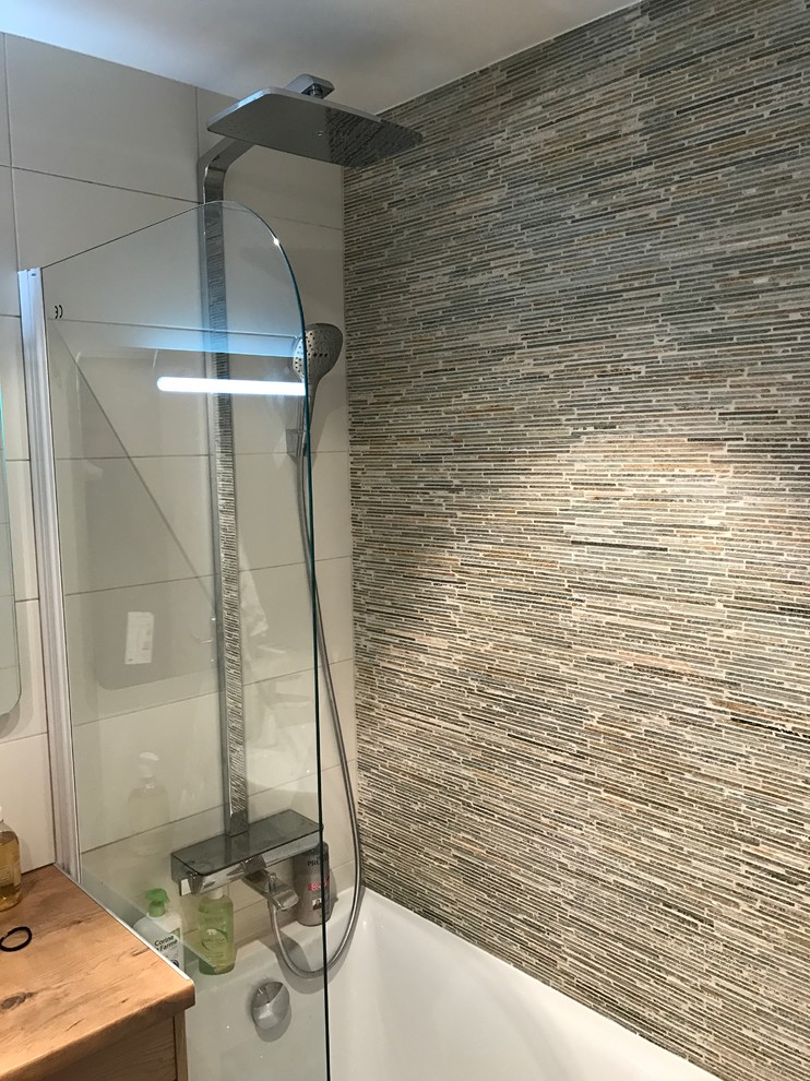 Réalisation de salle de bain in bois clair With un placard sans porte, une baignoire encastrée, un combiné douche/baignoire, WC séparés, un carrelage multicolore, mosaïque, un mur multicolore, un sol en carrelage de céramique, un lavabo posé, un plan de toilette en stratifié, un sol gris, une cabine de douche à porte battante and un plan de toilette marron.