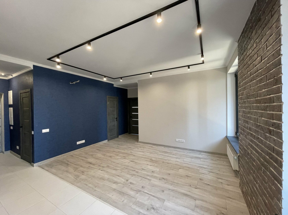 Свежая идея для дизайна: открытая гостиная комната среднего размера в современном стиле с синими стенами, полом из ламината, бежевым полом и обоями на стенах - отличное фото интерьера