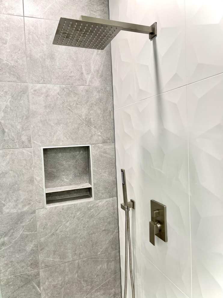 Exempel på ett mellanstort modernt beige beige en-suite badrum, med skåp i shakerstil, vita skåp, en dusch/badkar-kombination, vit kakel, bänkskiva i kvartsit och dusch med gångjärnsdörr