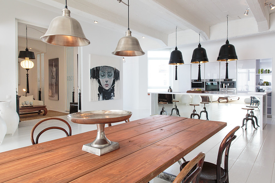 Mittelgroßes Industrial Esszimmer mit weißer Wandfarbe in Berlin