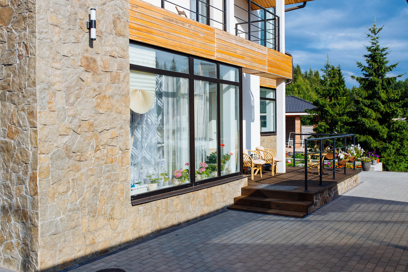 Белый коттедж в поселке Киссолово