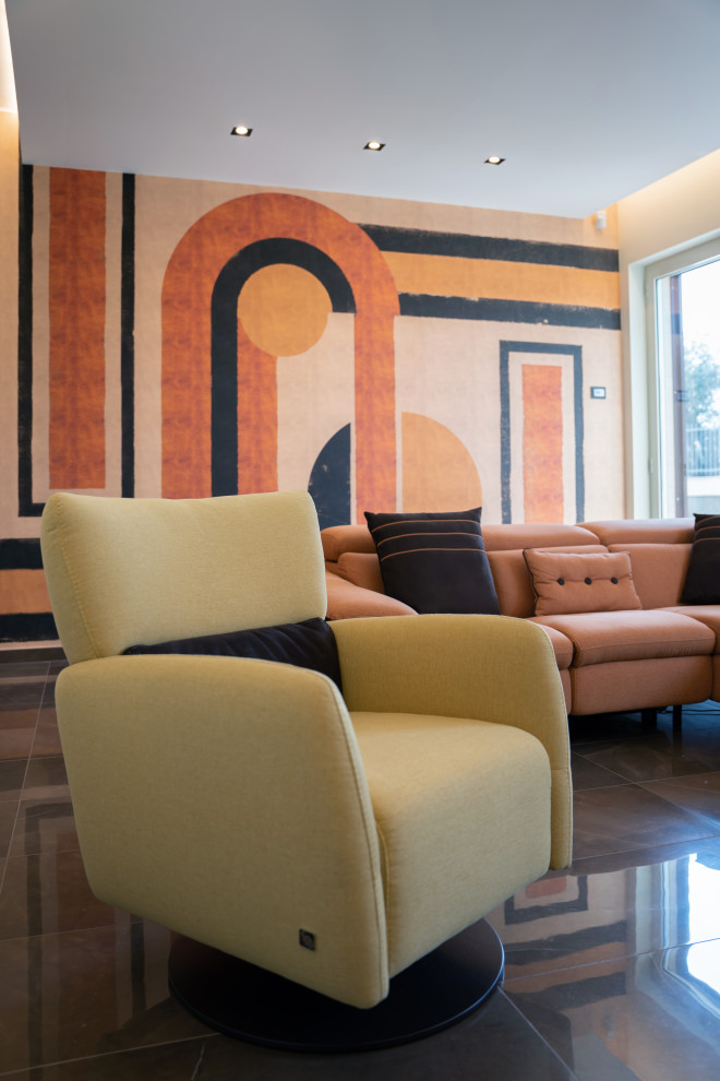 Immagine di un soggiorno moderno di medie dimensioni con pareti multicolore, pavimento in gres porcellanato, TV a parete, pavimento marrone, soffitto ribassato e carta da parati