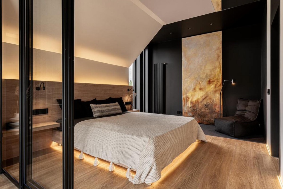 Kleines Modernes Schlafzimmer ohne Kamin mit schwarzer Wandfarbe, Laminat und beigem Boden in Moskau
