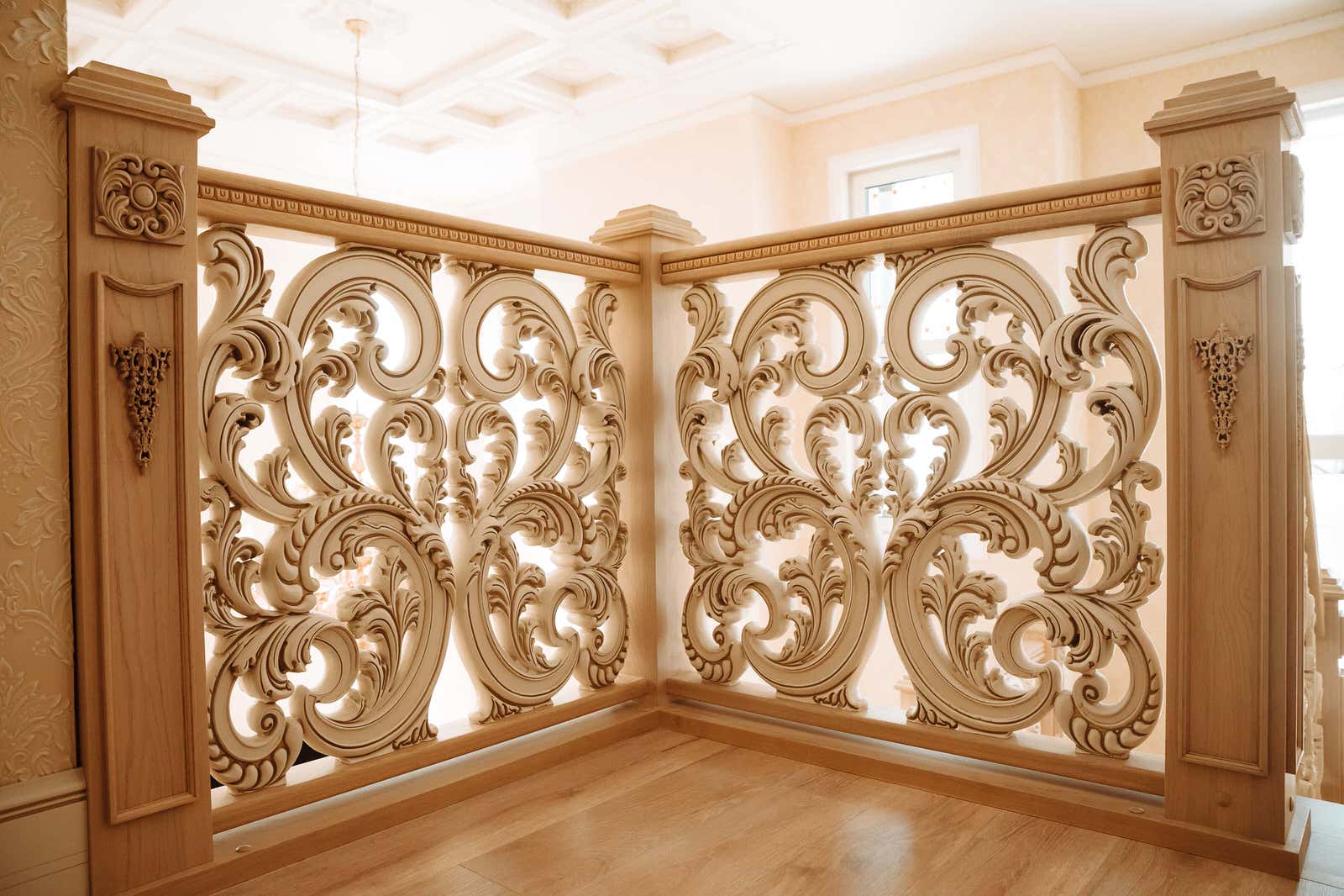 Проект 4 - Лестница из дуба с резным деревянным ограждением