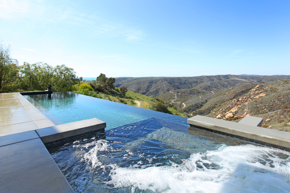 Design ideas for a contemporary infinity pool in Orange County.