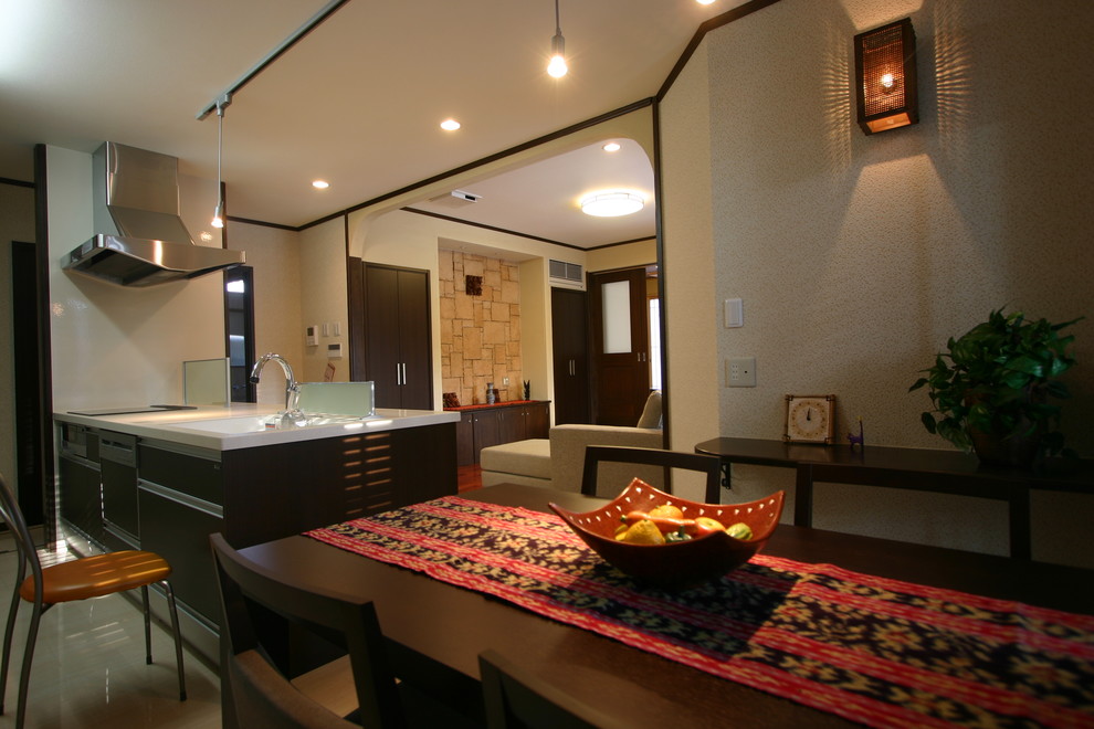 他の地域にあるアジアンスタイルのおしゃれなダイニングの写真