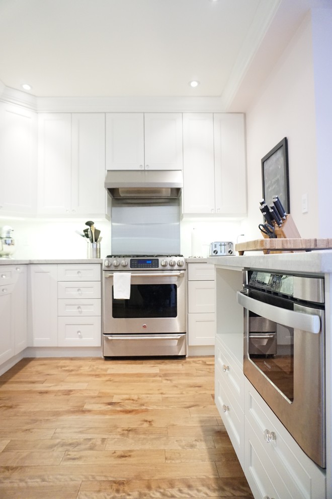 Example of a transitional kitchen design in Toronto