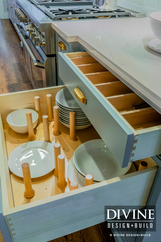 Kitchen - traditional kitchen idea in Boston