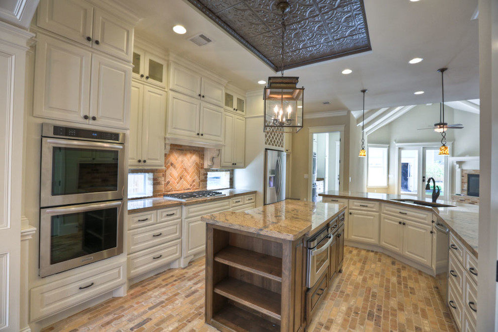 Inspiration for a traditional kitchen in Houston.