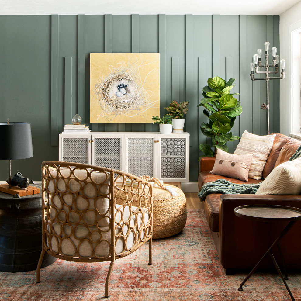 Foto di un soggiorno bohémian di medie dimensioni e aperto con pareti verdi, parquet chiaro, pavimento marrone e pannellatura