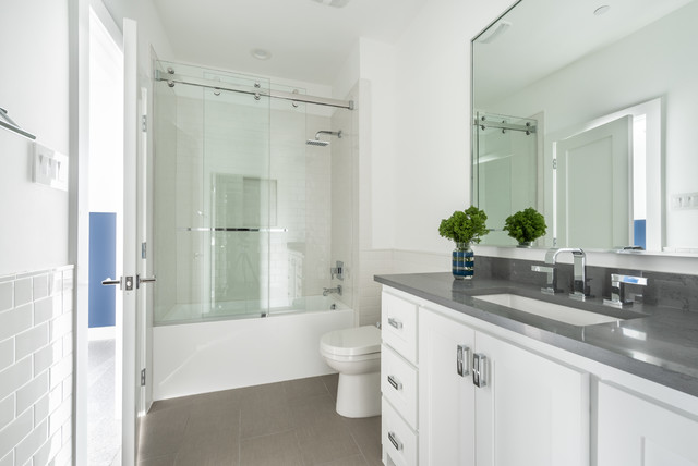 Whitley Residence klassisch-modern-badezimmer