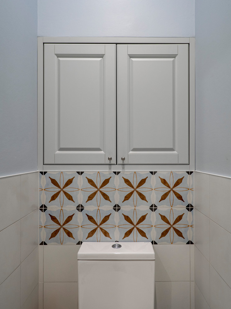 Меблировка прихожей и санузла в светло-мятном цвете