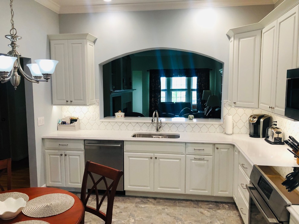 Transitional home design photo in Cincinnati